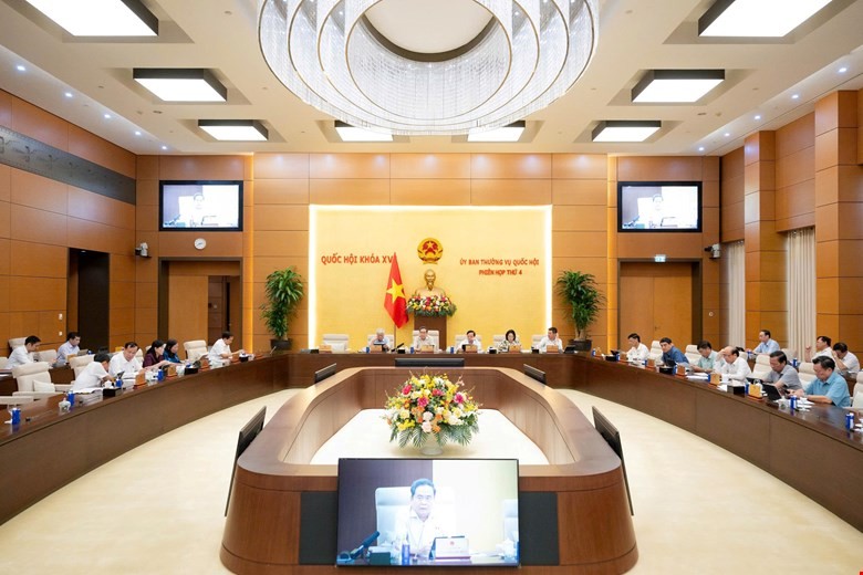 Ủy ban Thường vụ Quốc hội cho ý kiến về dự án Luật sửa đổi, bổ sung một số điều của 10 luật có liên quan đến thủ tục hành chính, điều kiện đầu tư kinh doanh trong lĩnh vực nông nghiệp và môi trường. Ảnh:quochoi.vn