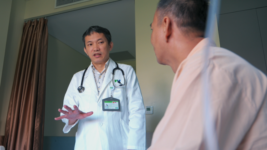 Dr. Ho Minh Tuan provides discharge instructions to the patient. Photo: FV Hospital