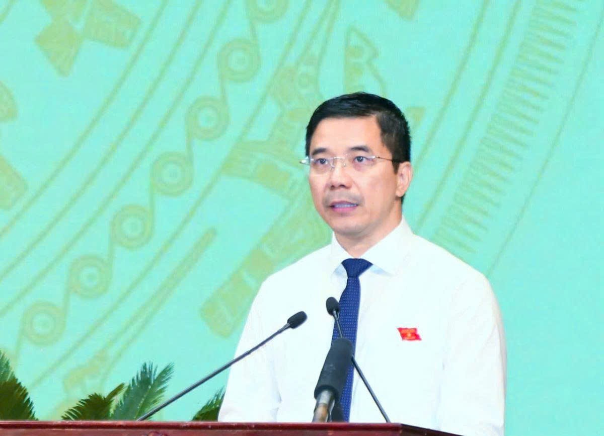 Chủ tịch HĐND tỉnh Nguyễn Hồng Phong phát biểu tại phiên chất vấn (Ảnh BTC cung cấp)