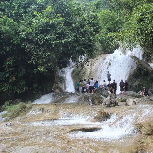Thác Khuổi Nhi bên hồ Na Hang là một điểm hấp dẫn du khách. Ảnh: Chu Khôi.