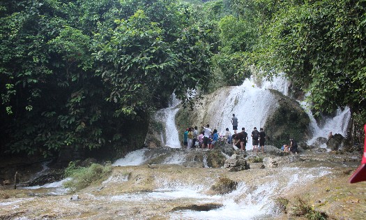 Thác Khuổi Nhi bên hồ Na Hang là một điểm hấp dẫn du khách. Ảnh: Chu Khôi.