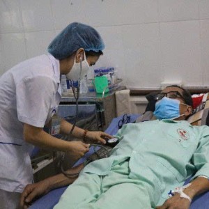 Khám chữa bệnh cho người cao tuổi. Ảnh: Duy Nguyễn.