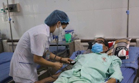 Khám chữa bệnh cho người cao tuổi. Ảnh: Duy Nguyễn.