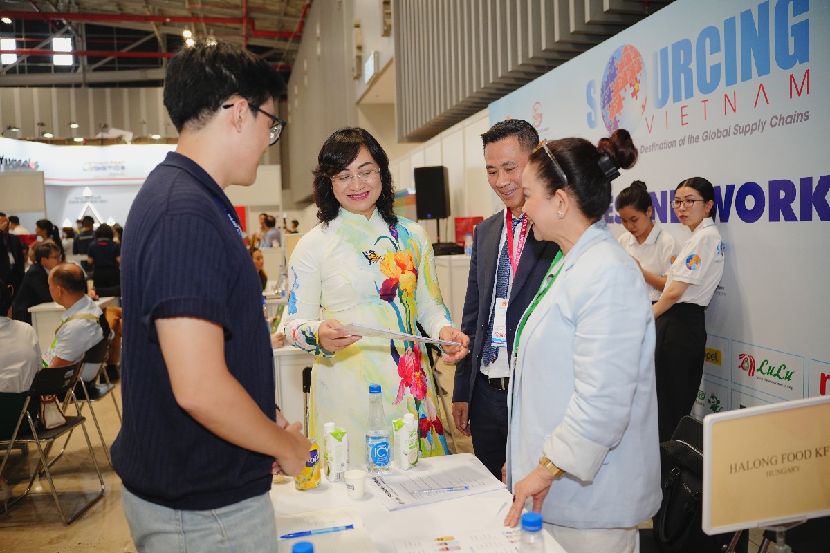 Thứ trưởng Bộ Công Thương Phan Thị Thắng trao đổi với các đối tác là nhà phân phối quốc tế. Ảnh: Bộ Công Thương.