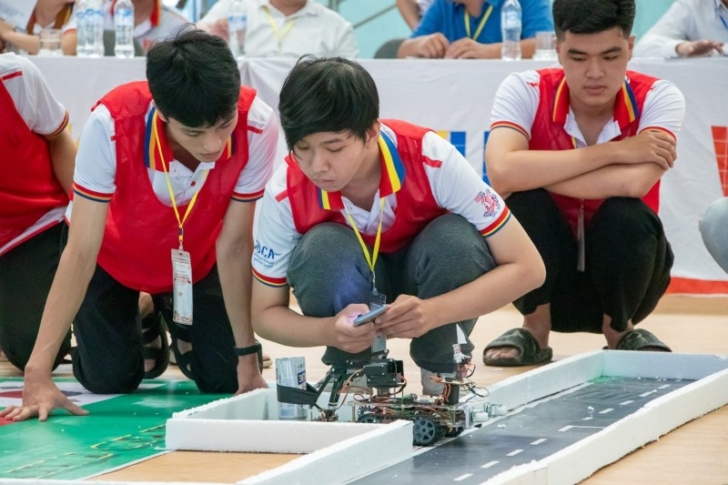 HCMC proposes monthly support of up to $2,300 for businesses hiring experts