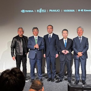 Từ trái sang phải: Tổng giám đốc Nvidia Jensen Huang, Tổng giám đốc Fujitsu Takahito Tokita, Tổng giám đốc Fanuc Kenji Yamaguchi, Tổng giám đốc Yaskawa Masahiro Ogawa và Tổng giám đốc Kawasaki Heavy Industries Yasuhiko Hashimoto tại sự kiện công bố sáng kiến hợp tác mới ở Tokyo hôm thứ Năm. Ảnh: AP/Yuri Kageyama.