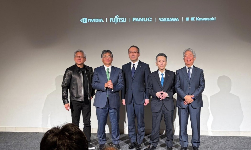 Từ trái sang phải: Tổng giám đốc Nvidia Jensen Huang, Tổng giám đốc Fujitsu Takahito Tokita, Tổng giám đốc Fanuc Kenji Yamaguchi, Tổng giám đốc Yaskawa Masahiro Ogawa và Tổng giám đốc Kawasaki Heavy Industries Yasuhiko Hashimoto tại sự kiện công bố sáng kiến hợp tác mới ở Tokyo hôm thứ Năm. Ảnh: AP/Yuri Kageyama.