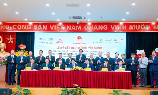 The signing ceremony of a $1 billion syndicated loan agreement to finance the Ho Chi Minh City – Trung Luong – My Thuan expressway expansion project. Photo: deoca.vn
