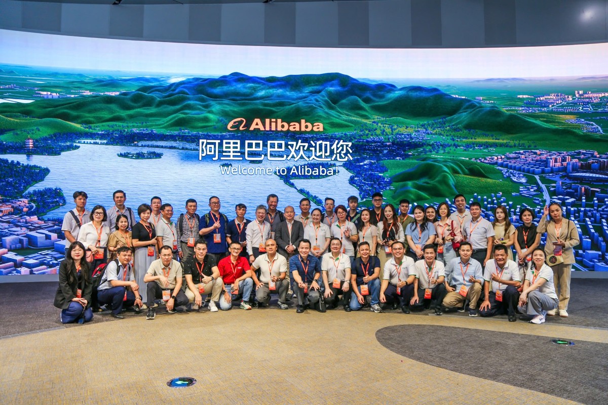 Đoàn khách mời là CEO các doanh nghiệp tham gia chuyến đào tạo 3 ngày tại Alibaba (Hàng Châu, Trung Quốc) do VPBank SME tài trợ. Ảnh: VPBank SME.