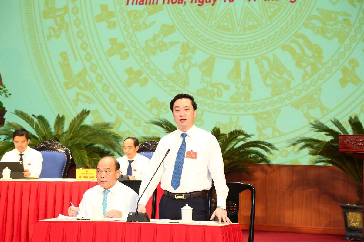 Giám đốc Sở Giáo dục và Đào tạo Thanh Hóa Đỗ Đức Quế trả lời chất vấn (ảnh BTC cung cấp)