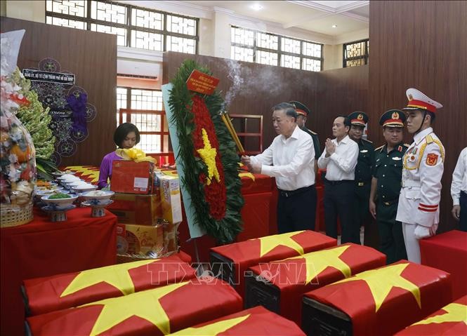 Tổng Bí thư, Chủ tịch nước Tô Lâm dâng hương tưởng niệm, tri ân các Anh hùng liệt sĩ. Ảnh: Thống Nhất/TTXVN