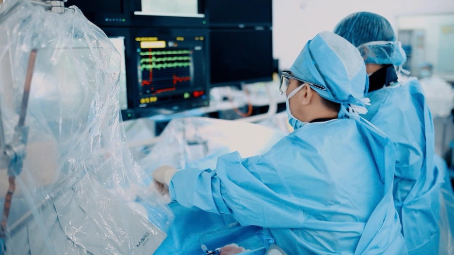 Dr. Ho Minh Tuan performs carotid artery stenting to restore blood flow to the brain. Photo: FV Hospital