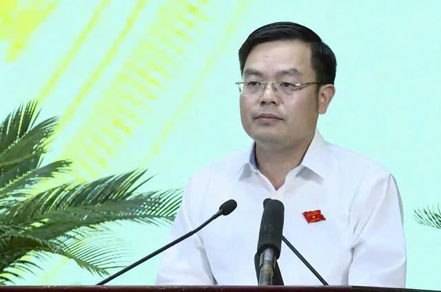 Giám đốc Sở Xây dựng Thanh Hóa Hoàng Văn Đồng trình bày tờ trình dự án tại kỳ họp HĐND tỉnh Thanh Hóa (Ảnh Phúc Tuấn)