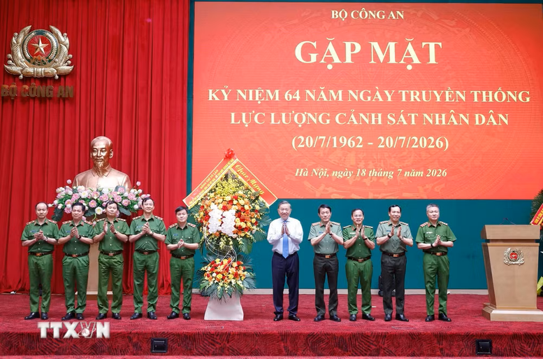Tổng Bí thư, Chủ tịch nước Tô Lâm tặng hoa chúc mừng lực lượng Cảnh sát nhân dân - Ảnh: TTXVN
