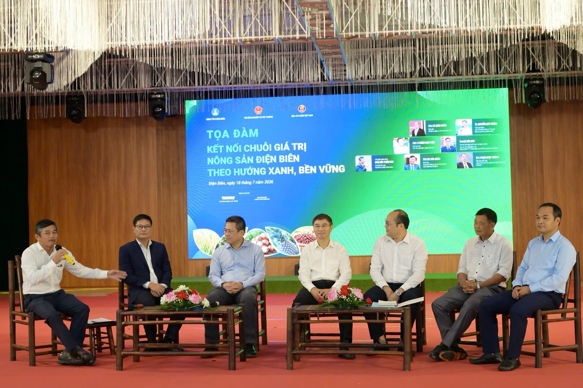 Các diễn giả tham gia phiên toạ đàm tại Diễn đàn. Ảnh Duy Học.