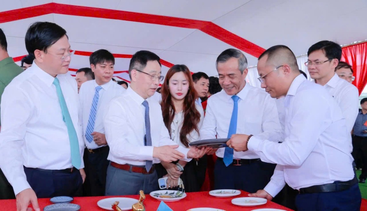Ông Hứa Quân Kỳ giới thiệu các sản phẩm của gốm sứ Hoa Liên (ảnh Lê Hợi)