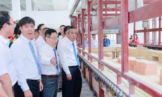 Thanh Hoa authorities visit the plants production line. (Photo: Le Hoi)