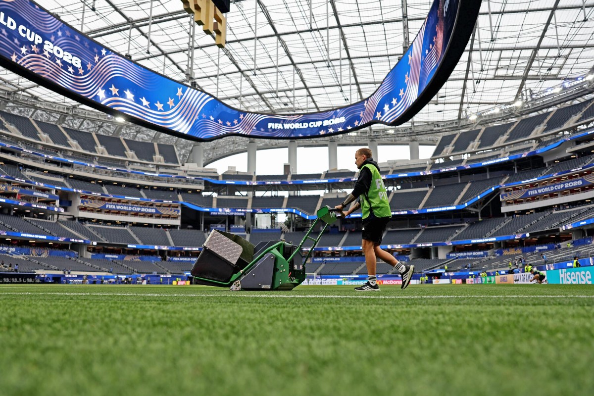 FIFA sẽ bán các mảnh cỏ lấy từ sân vận động New York - New Jersey, nơi diễn ra trận chung kết. Ảnh: LA Times