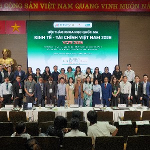 Các chuyên gia, diễn giả tại hội thảo khoa học quốc gia “Kinh tế – Tài chính Việt Nam (VCFE 2026): Tài chính xanh, tài chính xanh dương, đổi mới sáng tạo và chuyển đổi số: Kiến tạo động lực mới cho tăng trưởng và phát triển bền vững”, chiều 17/7 - Ảnh: H.Trâm.