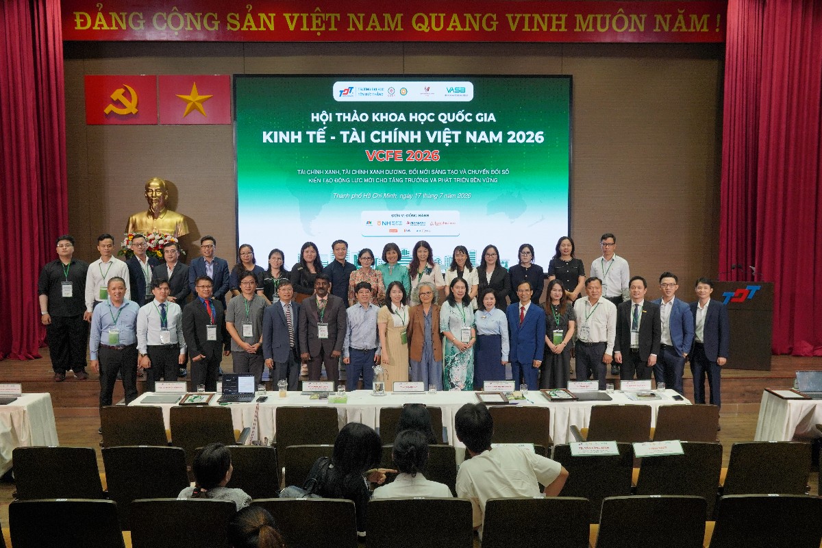 Các chuyên gia, diễn giả tại hội thảo khoa học quốc gia “Kinh tế – Tài chính Việt Nam (VCFE 2026): Tài chính xanh, tài chính xanh dương, đổi mới sáng tạo và chuyển đổi số: Kiến tạo động lực mới cho tăng trưởng và phát triển bền vững”, chiều 17/7 - Ảnh: H.Trâm.