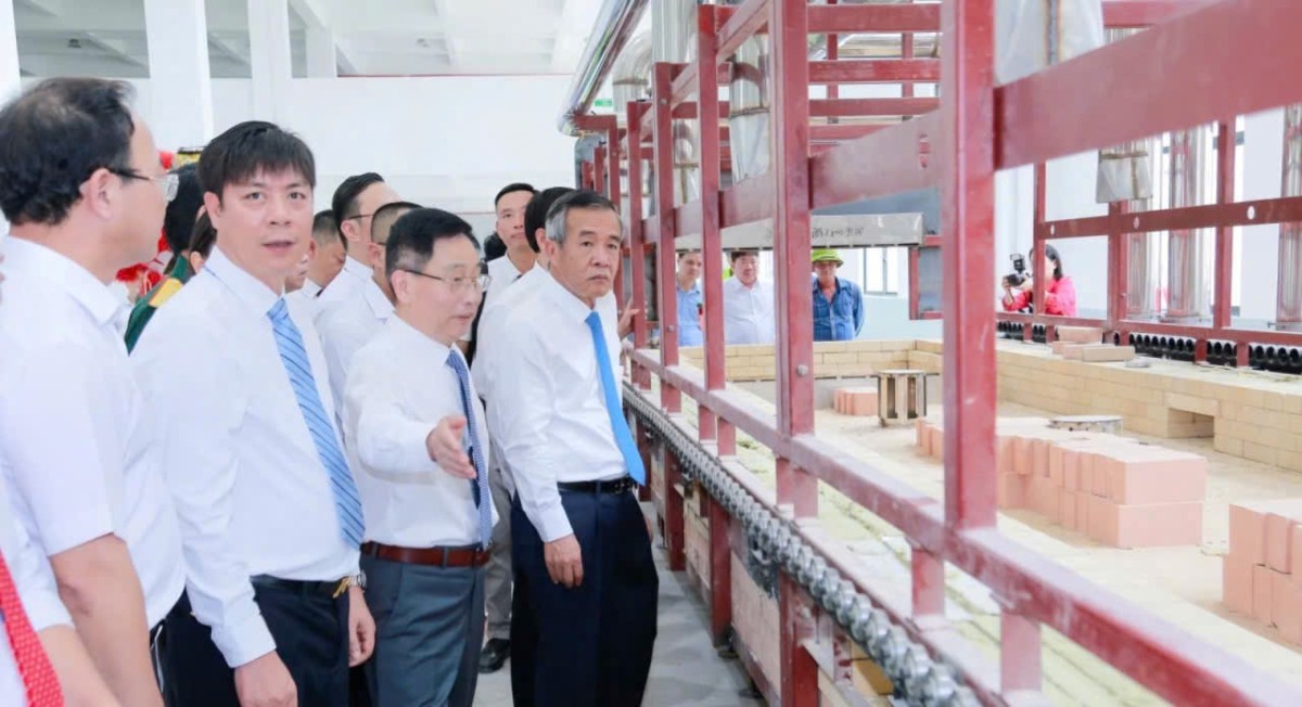 Bí thư Tỉnh ủy Lê Đức Thái tham quan dây chuyền sản xuất tại nhà máy (ảnh Lê Hợi)