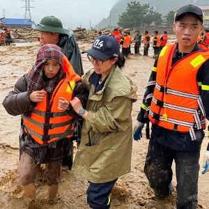Cán bộ, chiến sĩ dầm mình trong mưa lũ ứng cứu người dân ở Lai Châu. Ảnh: Cục Quản lý đê điều và phòng chống thiên tai.