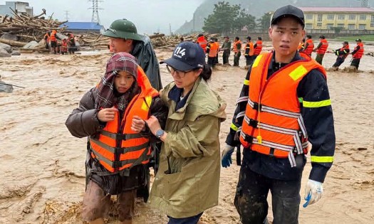 Cán bộ, chiến sĩ dầm mình trong mưa lũ ứng cứu người dân ở Lai Châu. Ảnh: Cục Quản lý đê điều và phòng chống thiên tai.
