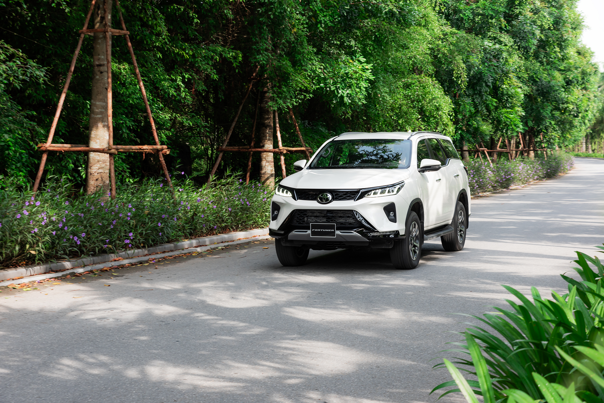 Một cái tên mang tính biểu tượng khác không thể không nhắc đến là cựu vương Toyota Fortuner. Mặc dù doanh số lũy kế nửa đầu năm của Fortuner chỉ đạt mức khiêm tốn 786 xe, xếp sau Hyundai Santa Fe, nhưng dòng xe này đã có màn lội ngược dòng đầy ấn tượng trong tháng 6. Ảnh: TMV.