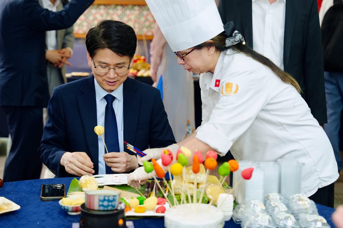 Du khách Hàn Quốc trực tiếp trải nghiệm gói bánh nậm, bánh lọc và các món ăn truyền thống của Huế. Ảnh: UBTP Huế