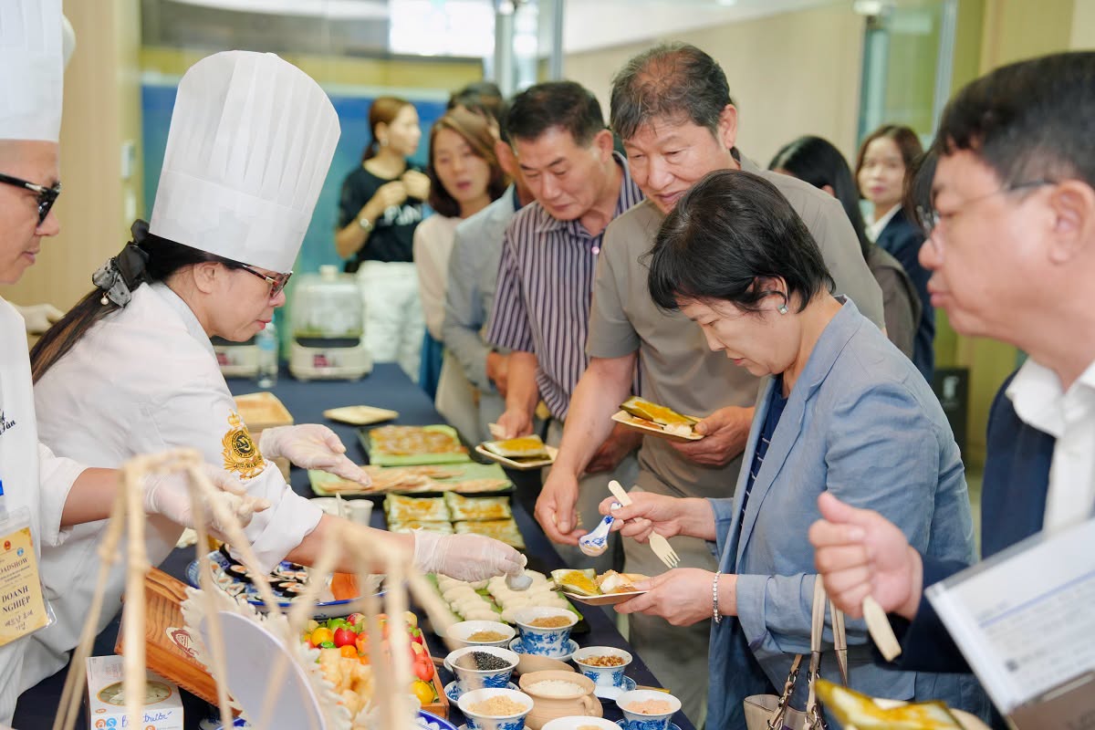 Không gian ẩm thực Huế giới thiệu nhiều đặc sản nổi tiếng, góp phần quảng bá văn hóa ẩm thực đến thị trường Hàn Quốc. Ảnh: UBTP Huế