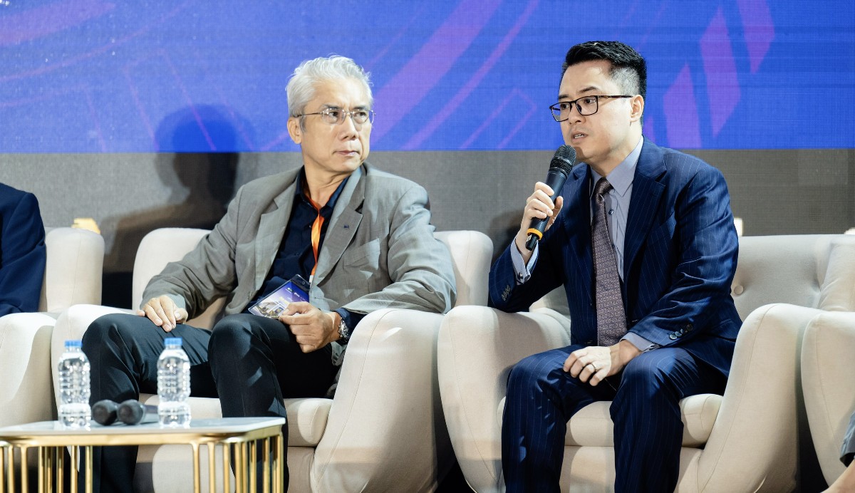 Ông Tô Trần Hoà, Phó Trưởng ban Thường trực Ban Quản lý thị trường giao dịch tài sản mã hóa, Ủy ban Chứng khoán Nhà nước (Bên phải). Ảnh:BTC.