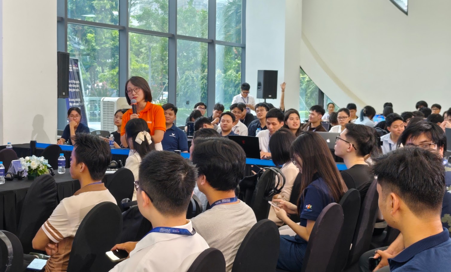 Bà Chu Minh Ngọc (áo cam) đang trả lời câu hỏi của các kỹ sư, bạn trẻ về tuyển dụng nhân sự liên quan đến AI của Ngân hàng SHB. Ảnh: BB