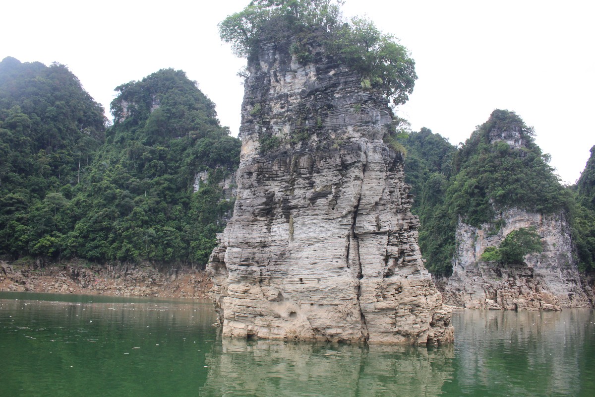 Núi đá trên hồ Na Hang. Ảnh: Chu Khôi.