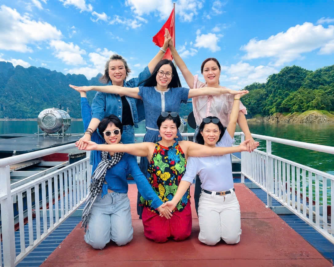 Du khách checkin trên hồ Na Hang. Ảnh: Tùng Nguyễn, thành viên đoàn khảo sát.