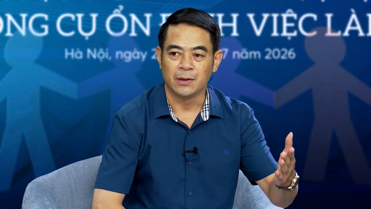 Ông Trần Tuấn Tú, Trưởng phòng Bảo hiểm thất nghiệp, Cục Việc làm (Bộ Nội vụ), chia sẻ tại tọa đàm. Ảnh: Việt Tuấn.