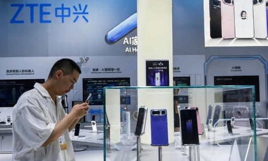 Các doanh nghiệp Trung Quốc trình diễn những mẫu điện thoại vận hành bằng trí tuệ nhân tạo tại Hội nghị Trí tuệ nhân tạo Thế giới (WAIC). Ảnh: CN-STR/AFP.