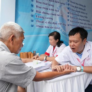 Tư vấn sức khỏe cho người dân bằng y học cổ truyền. Ảnh: Cục Quản lý y, dược cổ truyền.