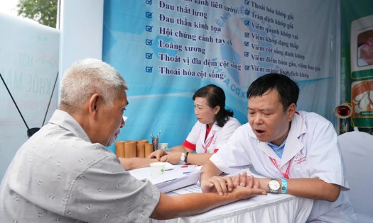 Tư vấn sức khỏe cho người dân bằng y học cổ truyền. Ảnh: Cục Quản lý y, dược cổ truyền.