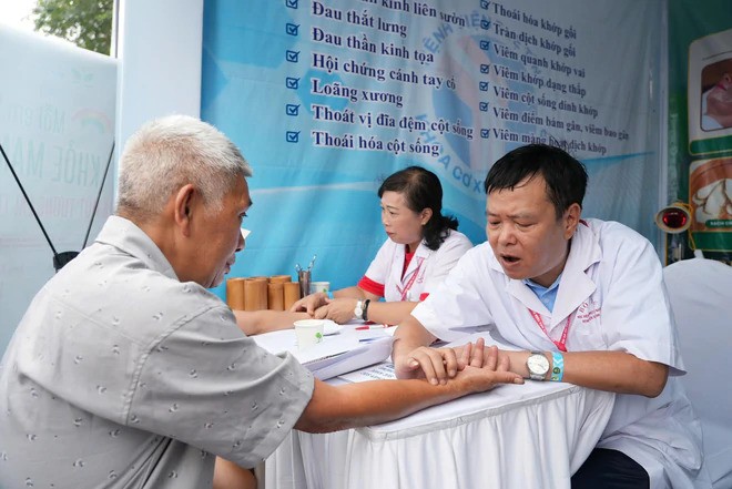 Tư vấn sức khỏe cho người dân bằng y học cổ truyền. Ảnh: Cục Quản lý y, dược cổ truyền.