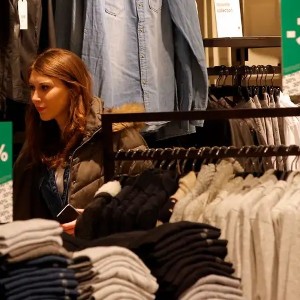 Sự phát triển mạnh của các nhà bán lẻ thời trang nhanh là một trong những nguyên nhân khiến EU ban hành lệnh cấm tiêu hủy quần áo tồn kho. Ảnh: Christophe Ena/AP Photo/picture alliance.
