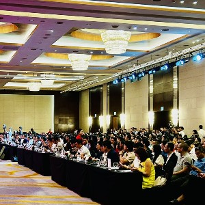 Có 61% người được hỏi tại Hà Nội và 73% tại TP.Hồ Chí Minh dự báo thị trường sẽ ấm dần lên hoặc sôi động hơn. Ảnh: Hoàng Bách