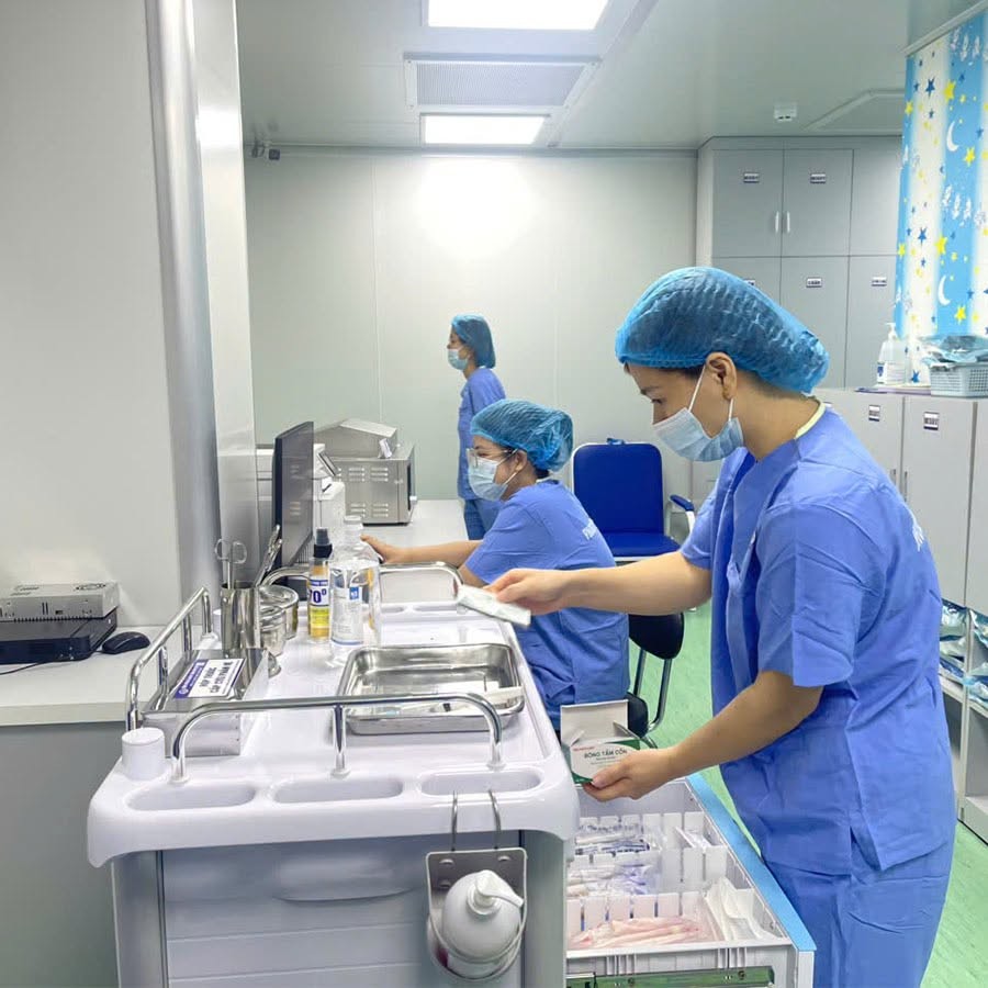 Công tác chuẩn bị của ê kip bác sĩ trước khi thực hiện ghép tế bào gốc. Ảnh: Bệnh viện Đa khoa tỉnh Phú Thọ