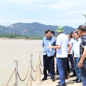 Thứ trưởng Bộ Nông nghiệp và Môi trường Nguyễn Hoàng Hiệp và các thành viên Đoàn công tác kiểm tra hiện trường khu vực Cống Nam Đàn 2. Ảnh: Kim Oanh