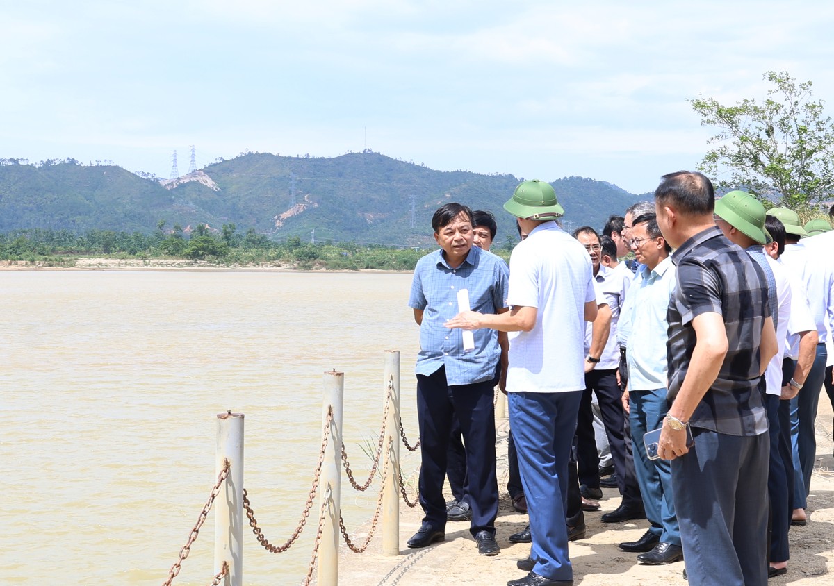 Thứ trưởng Bộ Nông nghiệp và Môi trường Nguyễn Hoàng Hiệp và các thành viên Đoàn công tác kiểm tra hiện trường khu vực Cống Nam Đàn 2. Ảnh: Kim Oanh