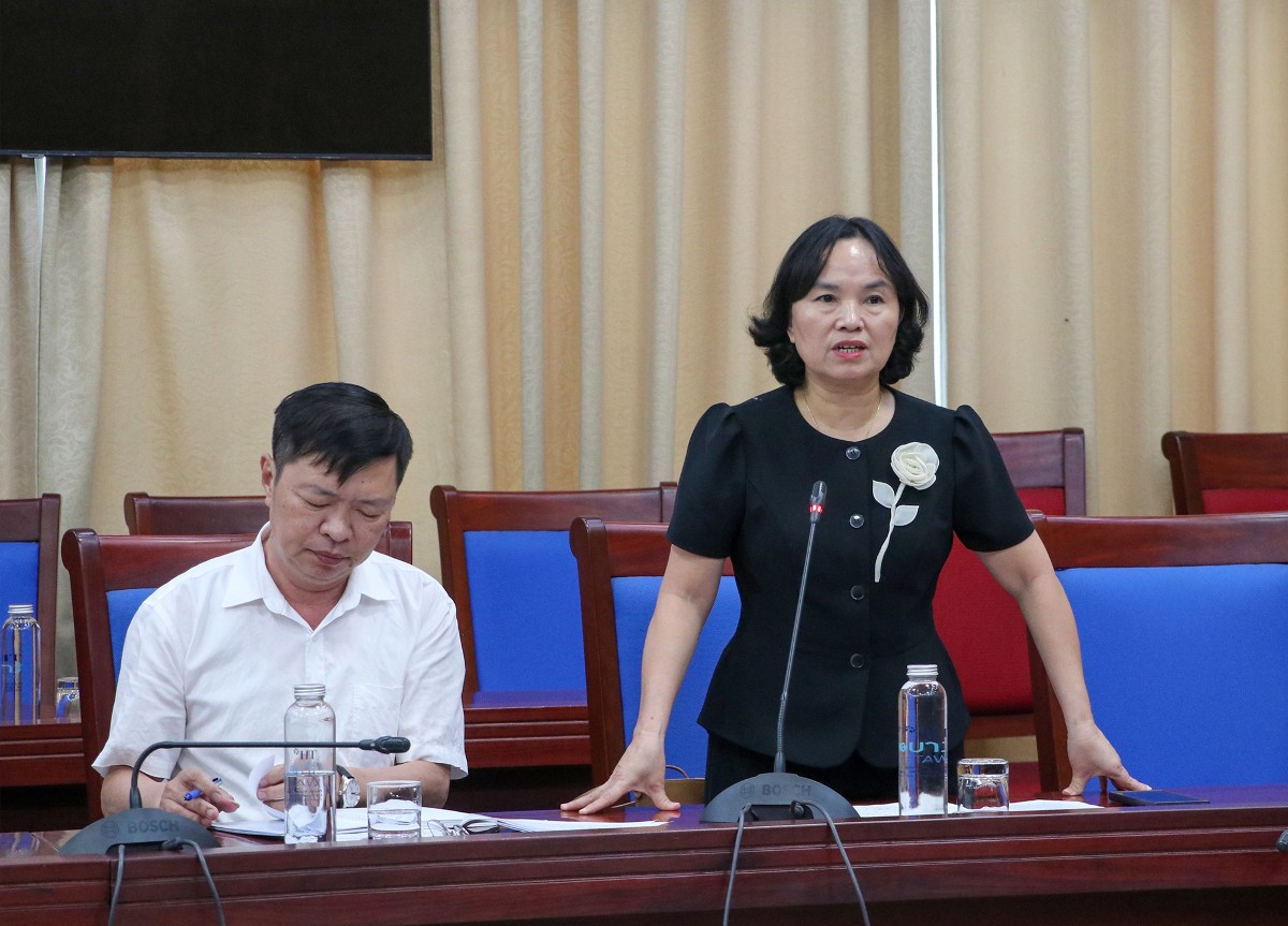 Phó Giám đốc Sở Nông nghiệp và Môi trường tỉnh Nghệ An Võ Thị Nhung đề nghị các địa phương đôn đốc các đơn vị thi công đẩy nhanh tiến độ các dự án. Ảnh: Cổng TTĐT tỉnh Nghệ An