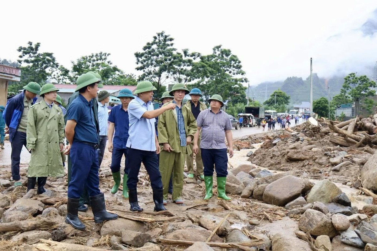 Thứ trưởng Nguyễn Hoàng Hiệp đi thị sát tại khu vực lũ quét ở xã Mường Than, Lai Châu. Ảnh: Cục Quản lý đê điều và phòng chống thiên tai.