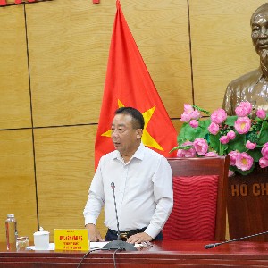 Phó Chủ tịch UBND tỉnh Nghệ An Nguyễn Văn Đệ chủ trì làm việc về tiến độ triển khai các khu tái định cư khẩn cấp trên địa bàn. Ảnh: Cổng TTĐT tỉnh Nghệ An