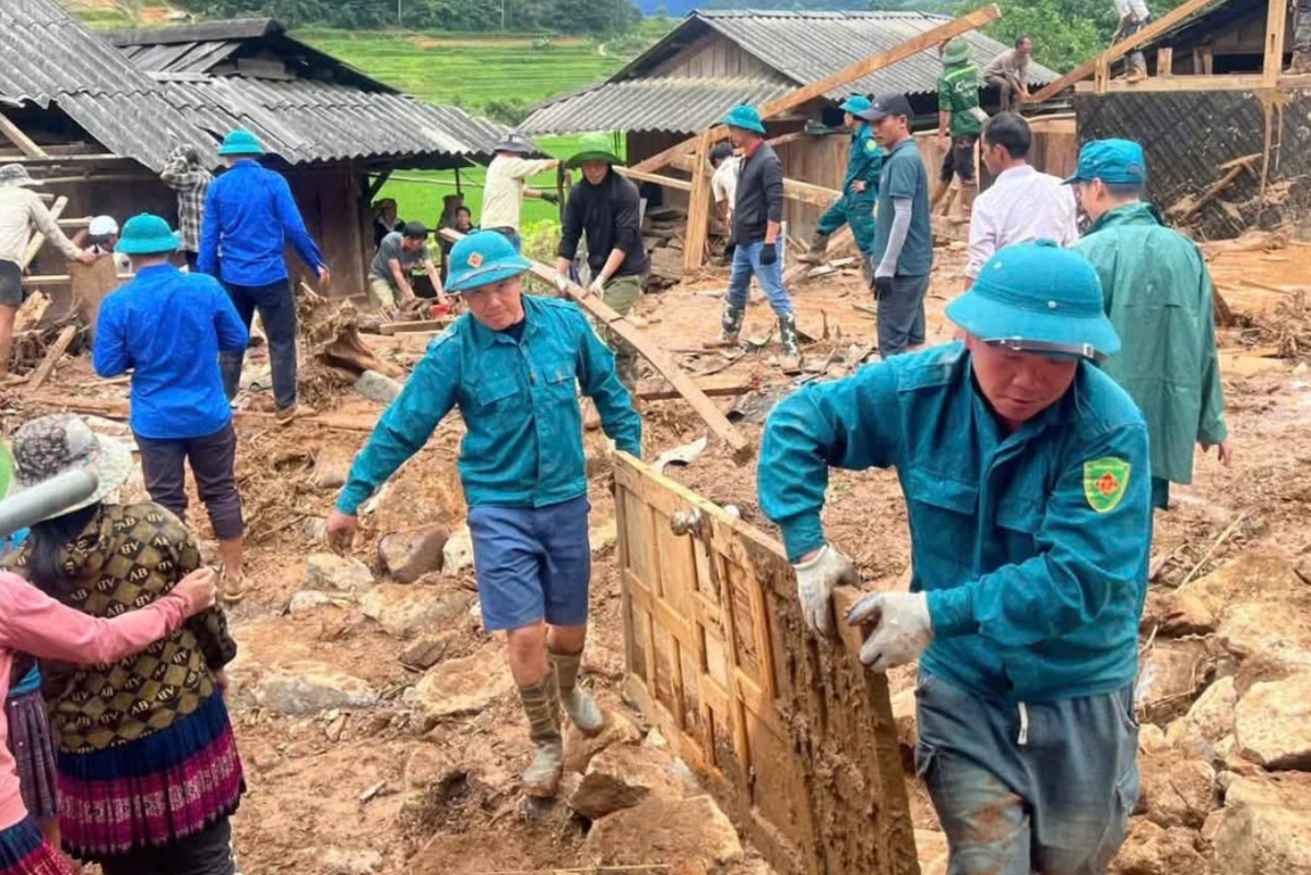 Các lực lượng chung tay cùng người dân Ngọc Chiến di dời nhà, tài sản đến nơi an toàn. Ảnh: Xã Ngọc Chiến.