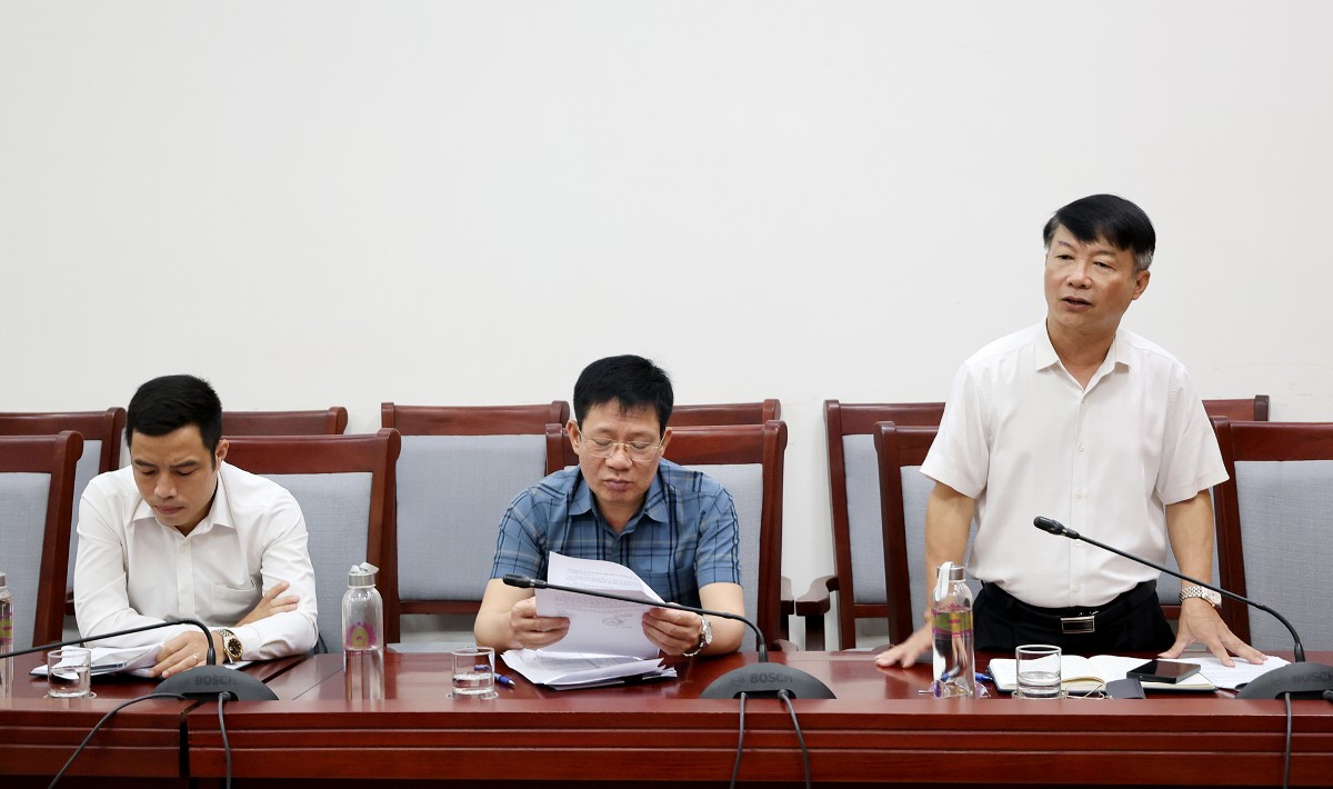 Phó Giám đốc Sở Tài chính Nguyễn Tiến Dũng báo cáo các Phương án. Ảnh: Phan Quỳnh