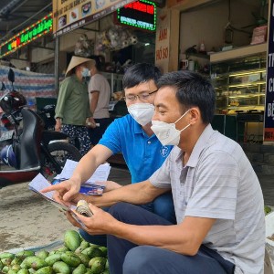 Thông tin chính sách bảo hiểm xã hội đến người tham gia. Ảnh: N.Dương.